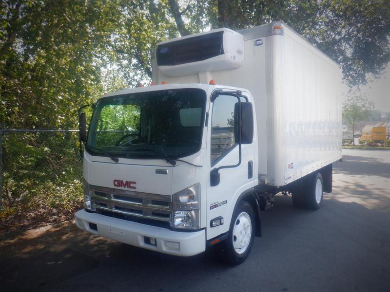 Used 2009 GMC W5500 15 foot Cube Van Reefer Diesel for sale in Burnaby, BC