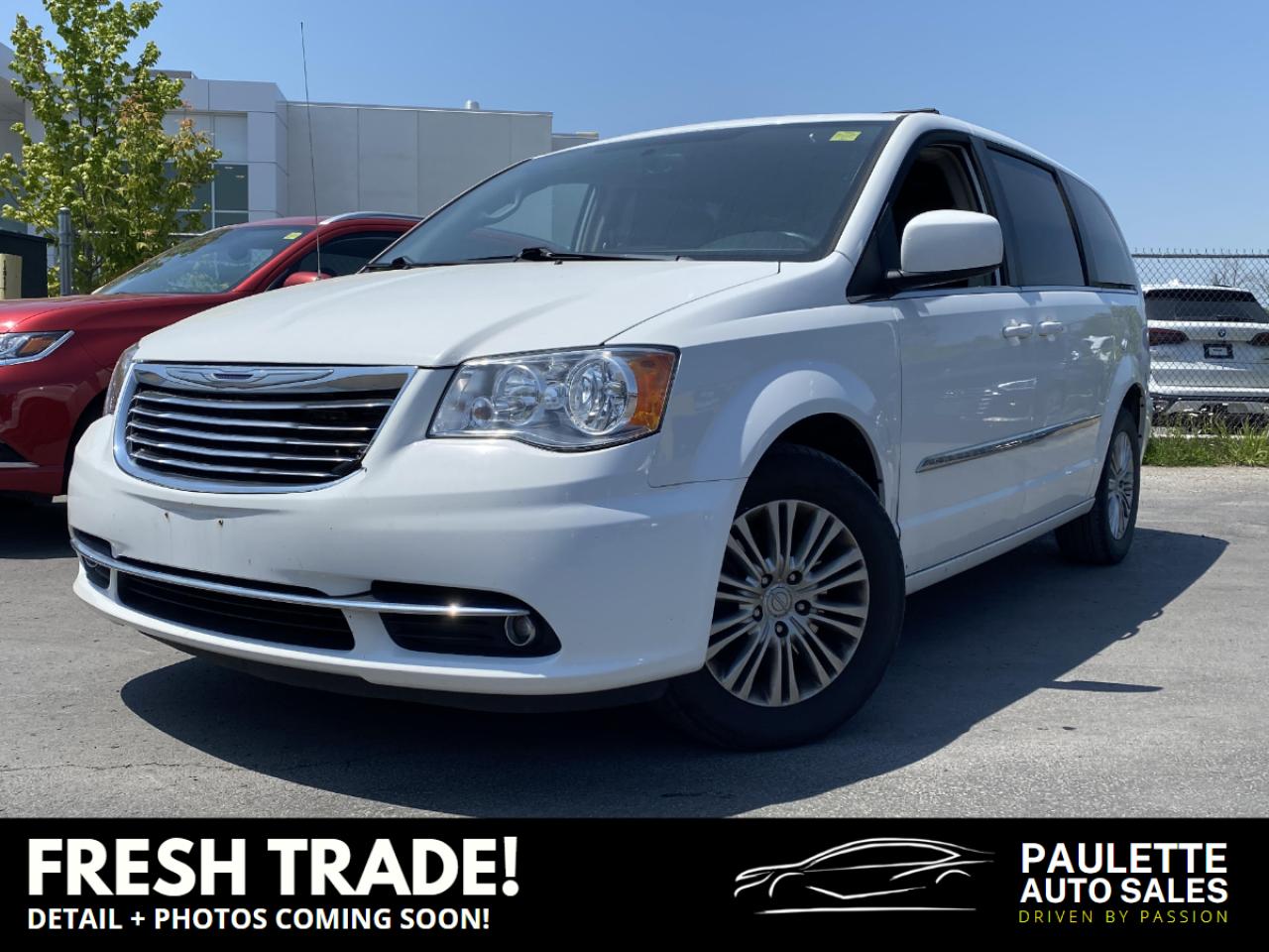 Used 2015 Chrysler Town & Country TOURING-L / LEATHER / POWER DOORS for sale in Kingston, ON