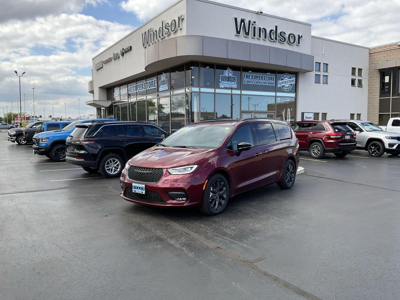Used 2023 Chrysler Pacifica Limited for sale in Windsor, ON