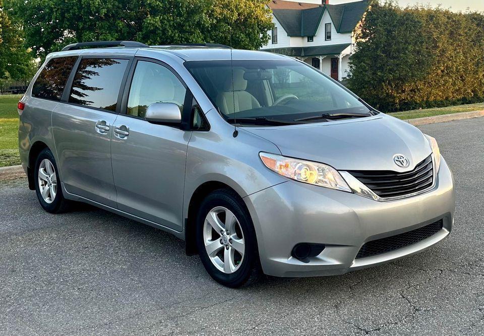 2014 Toyota Sienna 5DR LE 8-PASS FWD - Photo #2