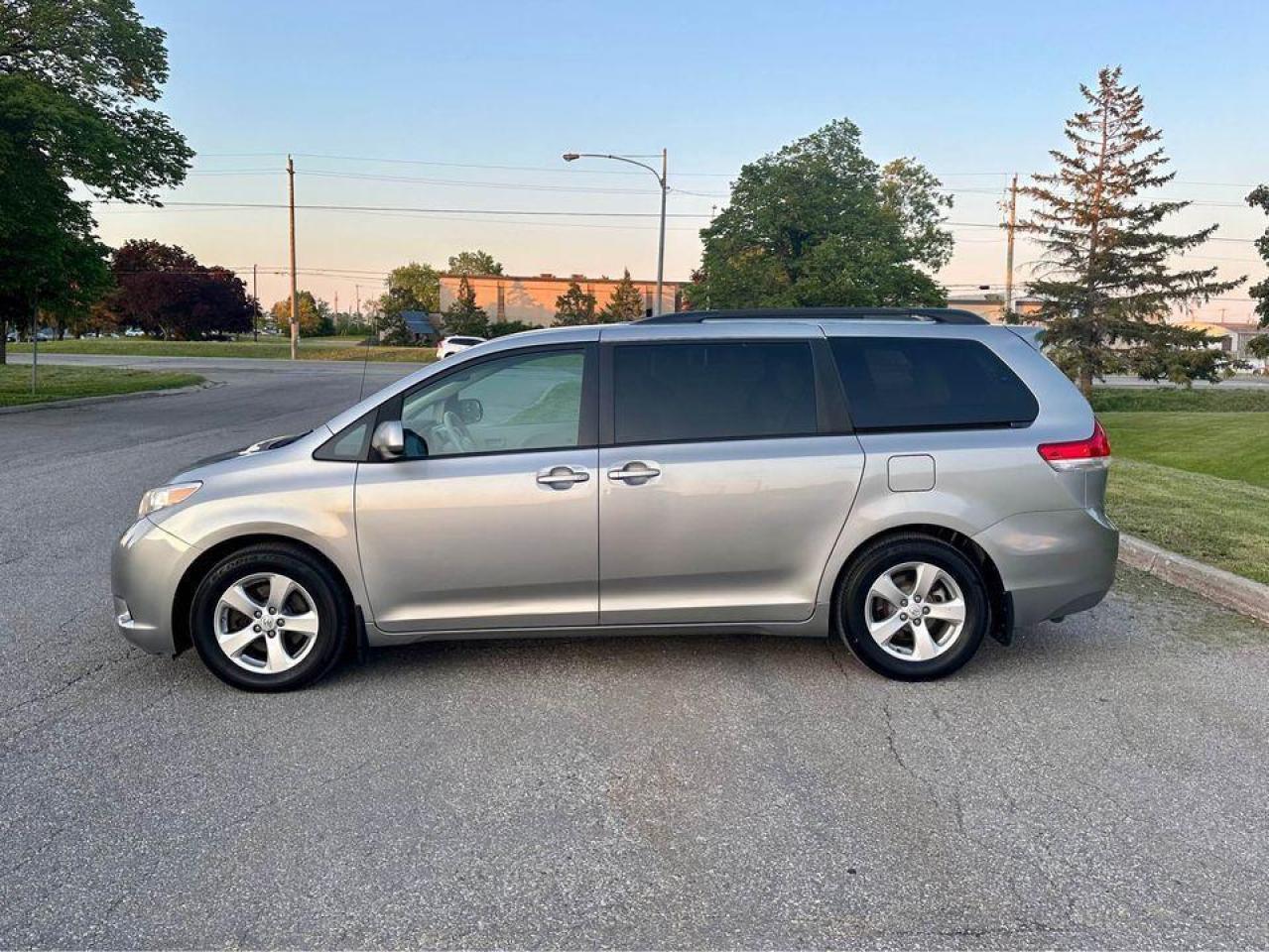 2014 Toyota Sienna 5DR LE 8-PASS FWD Photo3