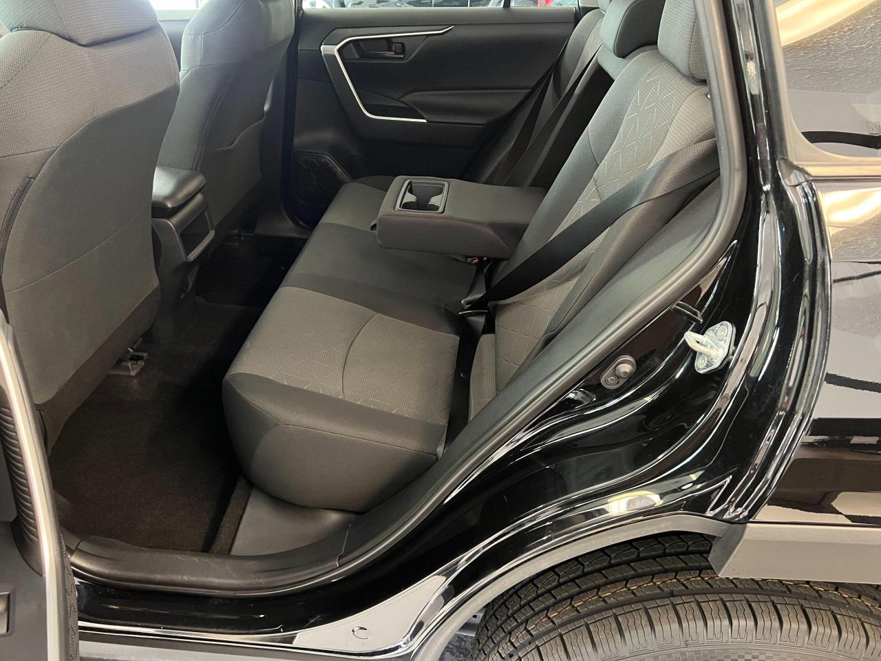 2019 Toyota RAV4 LE+New Tires+Camera+ApplePlay+LaneKeep+CLEANCARFAX - Photo #24