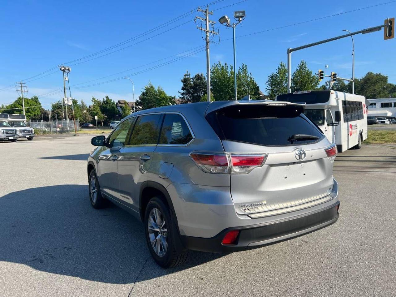 2016 Toyota Highlander LE - Photo #8