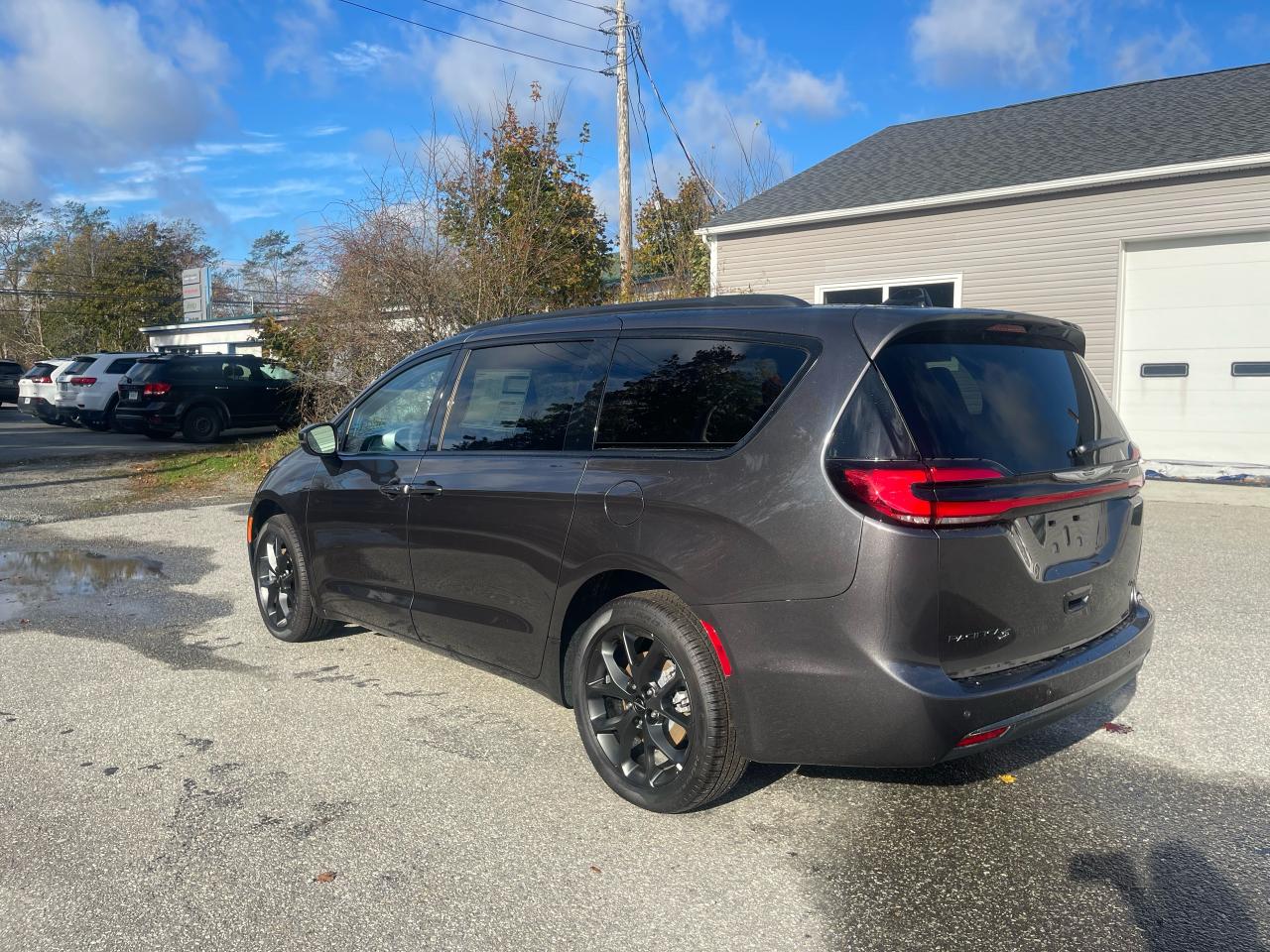 2023 Chrysler Pacifica TOURING L AWD Photo4