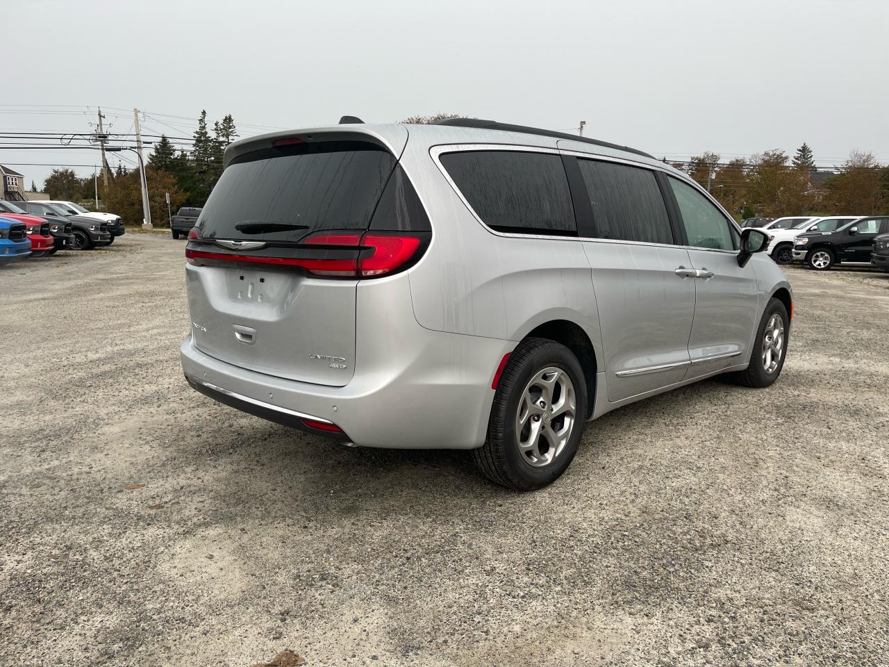 2023 Chrysler Pacifica Limited AWD Photo4