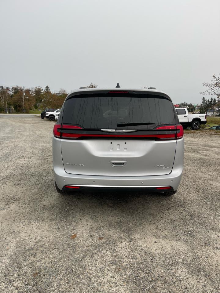 2023 Chrysler Pacifica Limited AWD Photo5