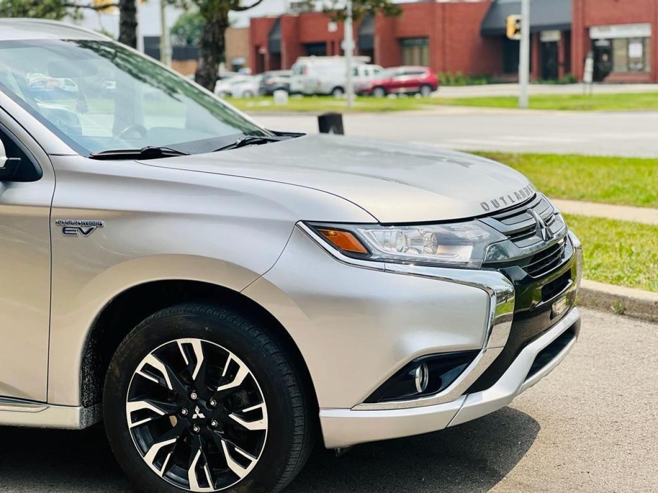 2018 Mitsubishi Outlander PHEV GT Photo3