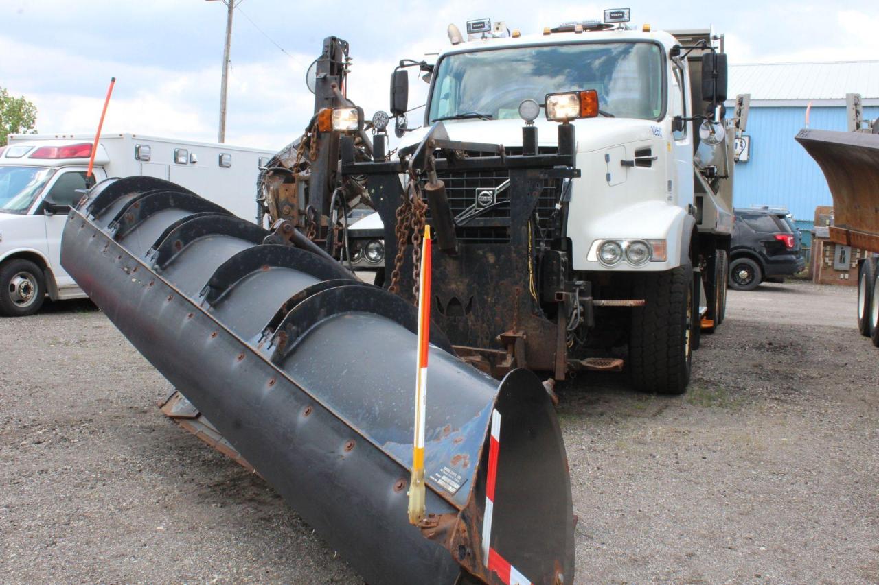 2011 Volvo VHD  Photo