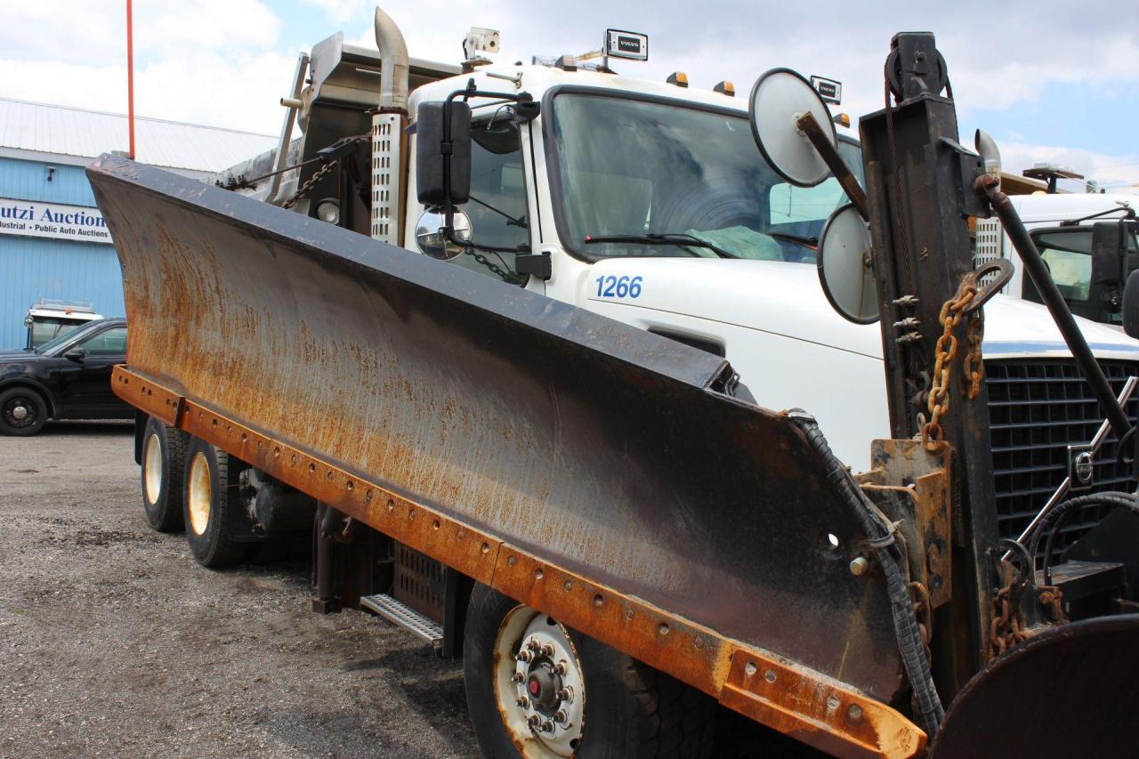 2011 Volvo VHD  Photo3