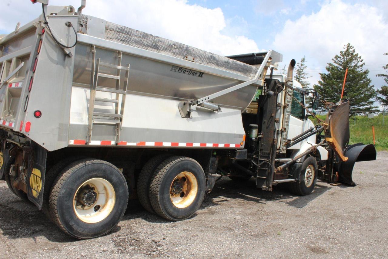 2011 Volvo VHD  Photo