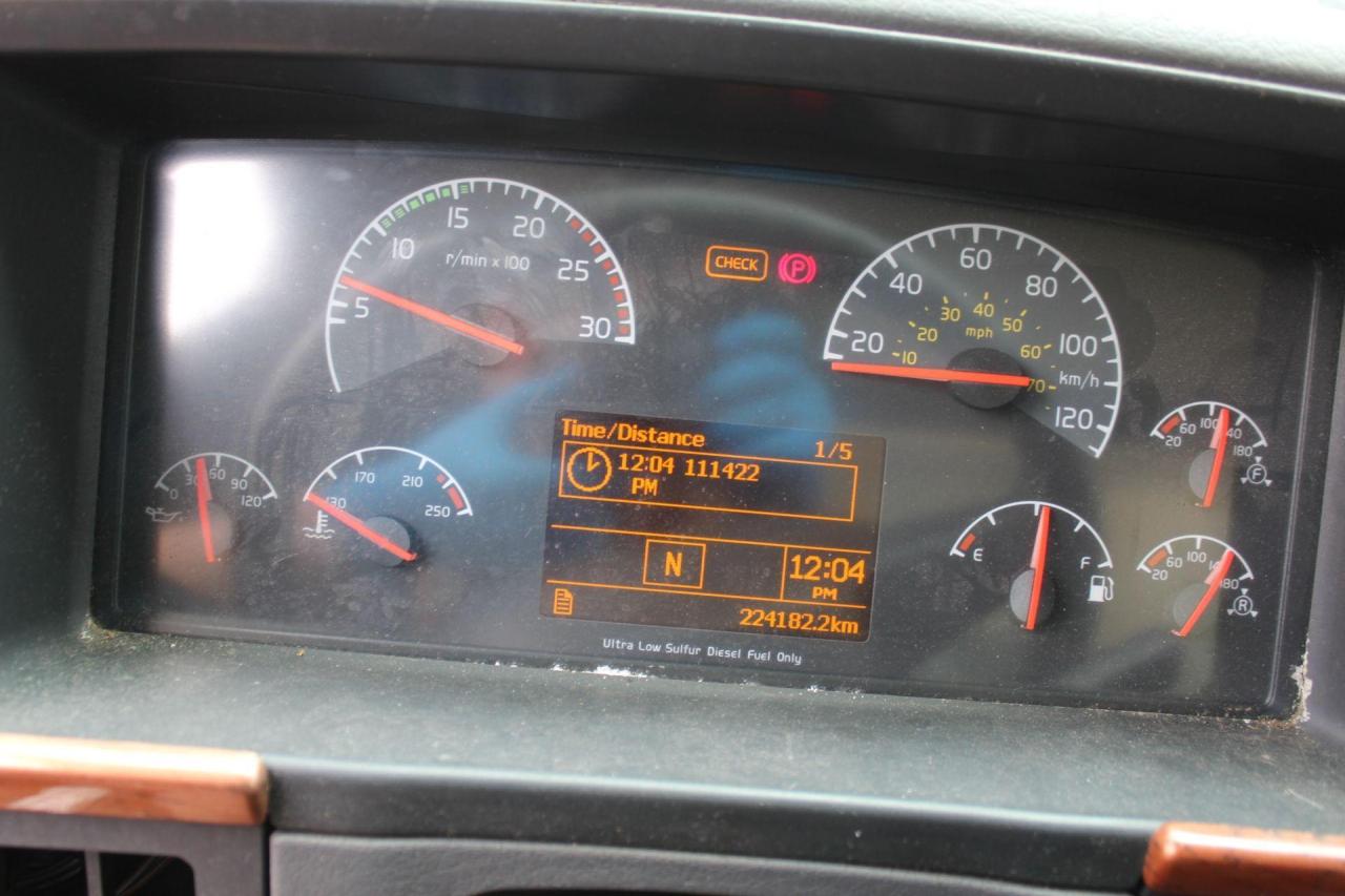 2011 Volvo VHD  Photo