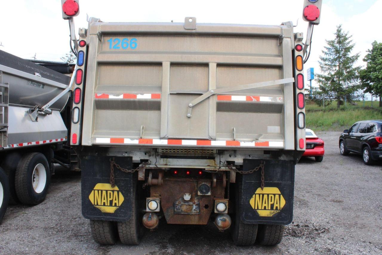 2011 Volvo VHD  Photo