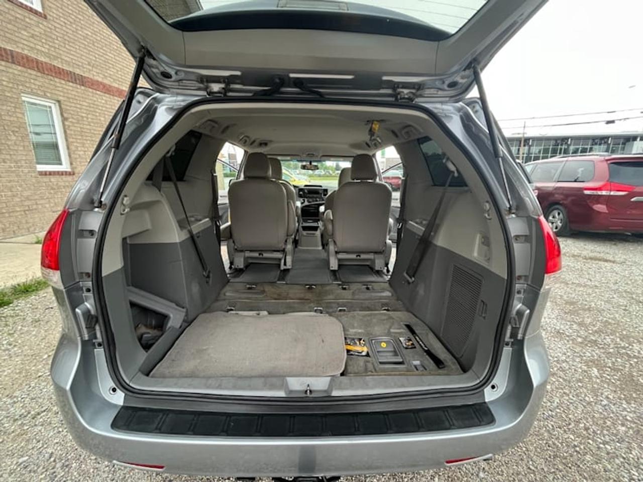 2011 Toyota Sienna 5dr 7-Pass Van V6 LE AWD with Safety and Warranty, Financing available Photo