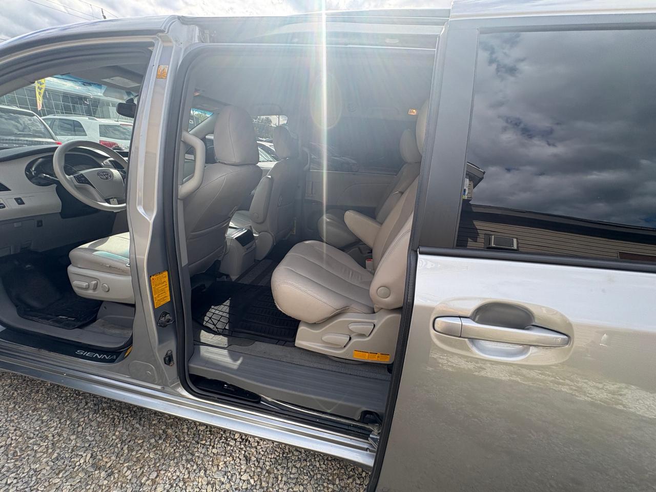 2011 Toyota Sienna 5dr 7-Pass Van V6 LE AWD with Safety and Warranty, Financing available Photo