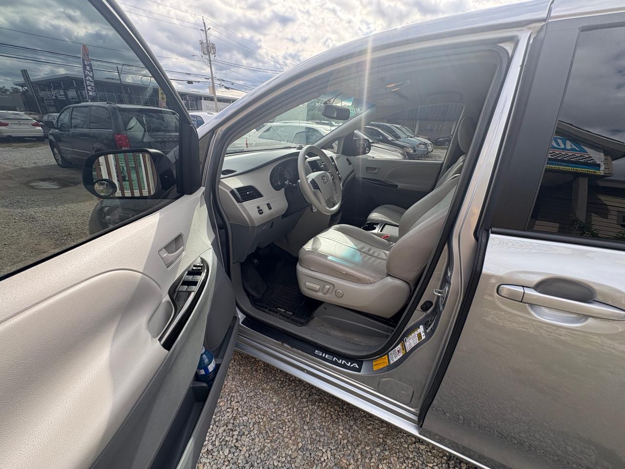 2011 Toyota Sienna 5dr 7-Pass Van V6 LE AWD with Safety and Warranty, Financing available Photo