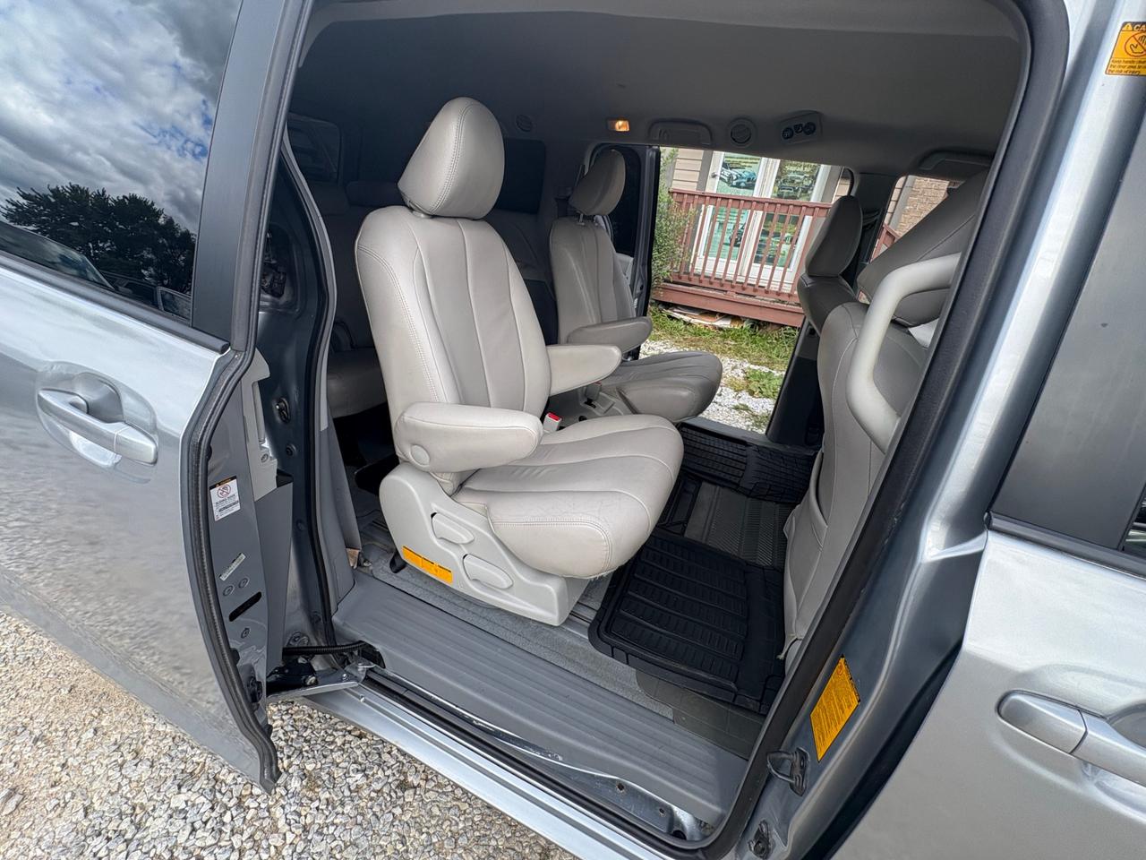 2011 Toyota Sienna 5dr 7-Pass Van V6 LE AWD with Safety and Warranty, Financing available Photo