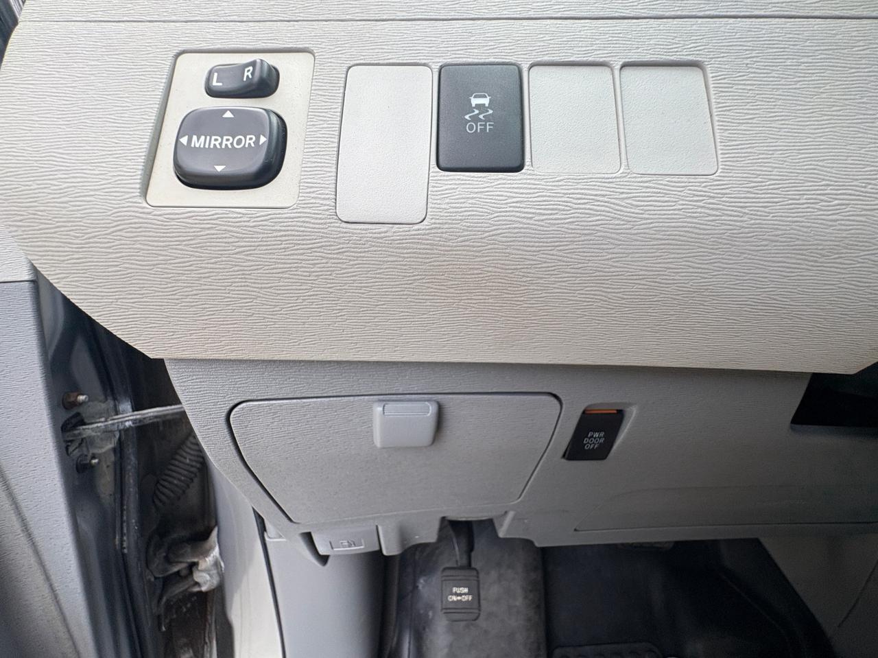 2011 Toyota Sienna 5dr 7-Pass Van V6 LE AWD with Safety and Warranty, Financing available Photo