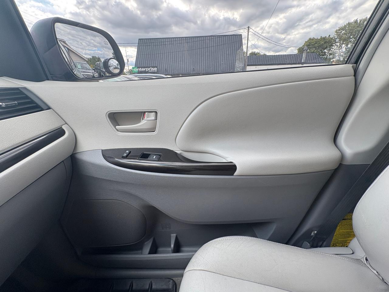 2011 Toyota Sienna 5dr 7-Pass Van V6 LE AWD with Safety and Warranty, Financing available Photo