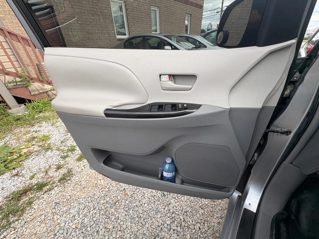 2011 Toyota Sienna 5dr 7-Pass Van V6 LE AWD with Safety and Warranty, Financing available Photo