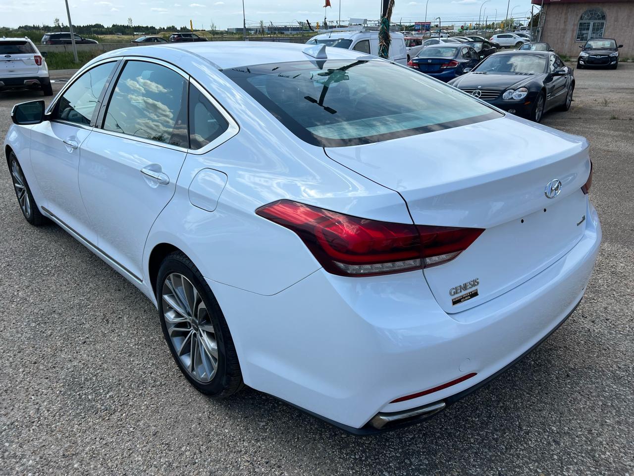 2015 Hyundai Genesis AWD, Premium, Leather, Nav, Heated Seats + - Photo #3