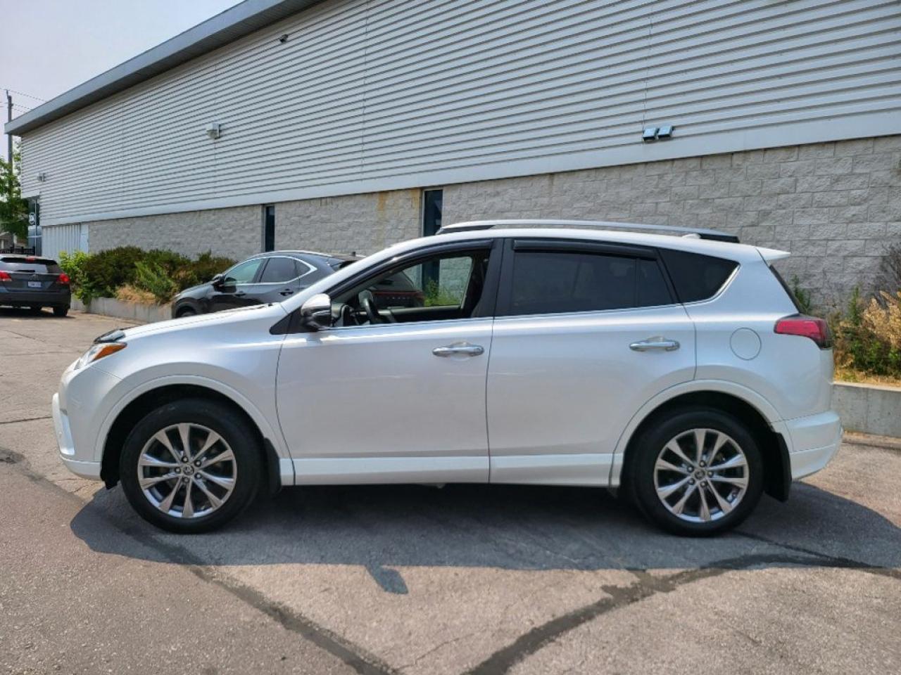 2017 Toyota RAV4 PLATINUM LIMITED AWD-LEATHER-SUNROOF-NAVIGATION Photo3