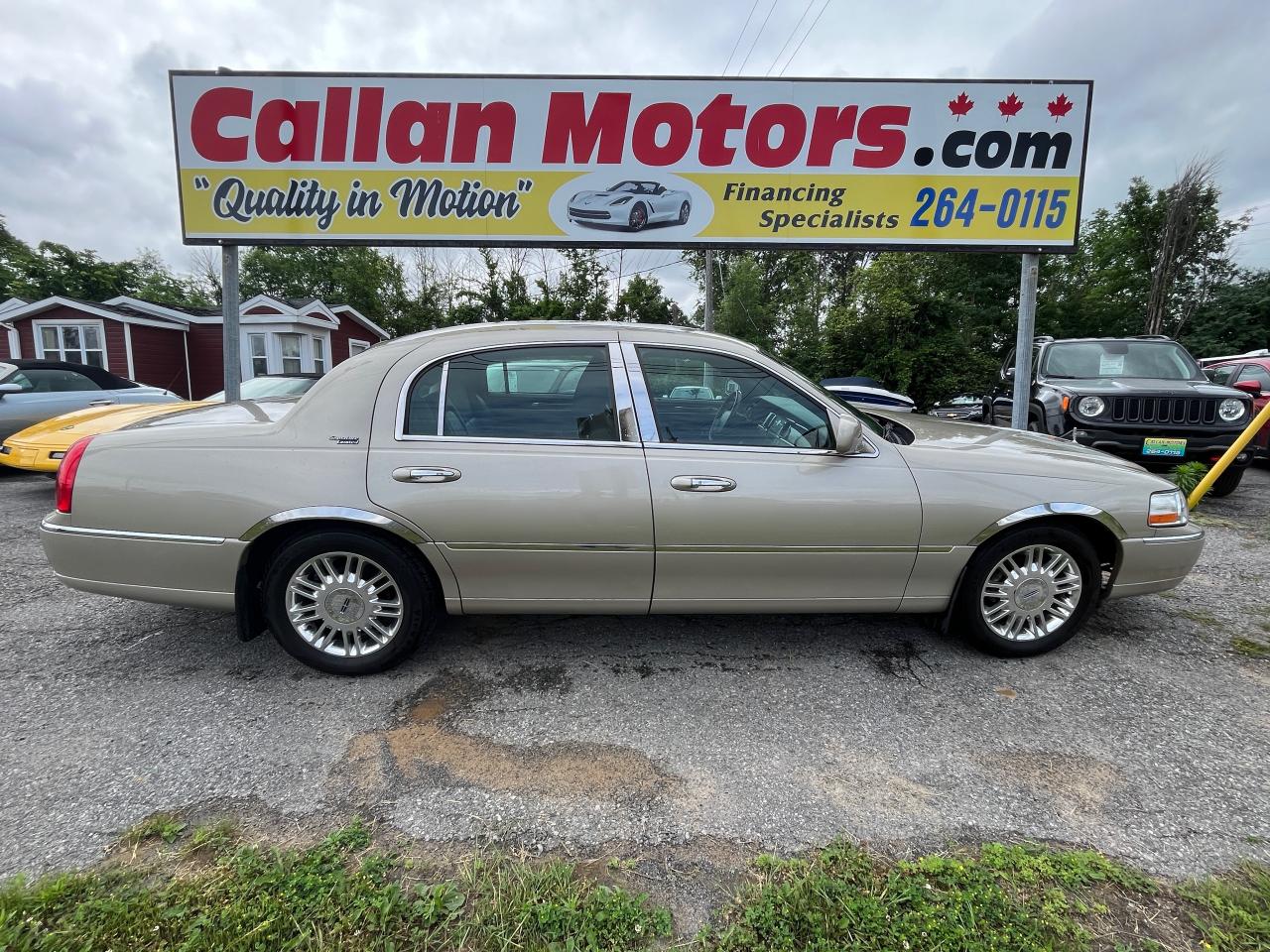 2011 Lincoln Town Car Signature Limited - Photo #1