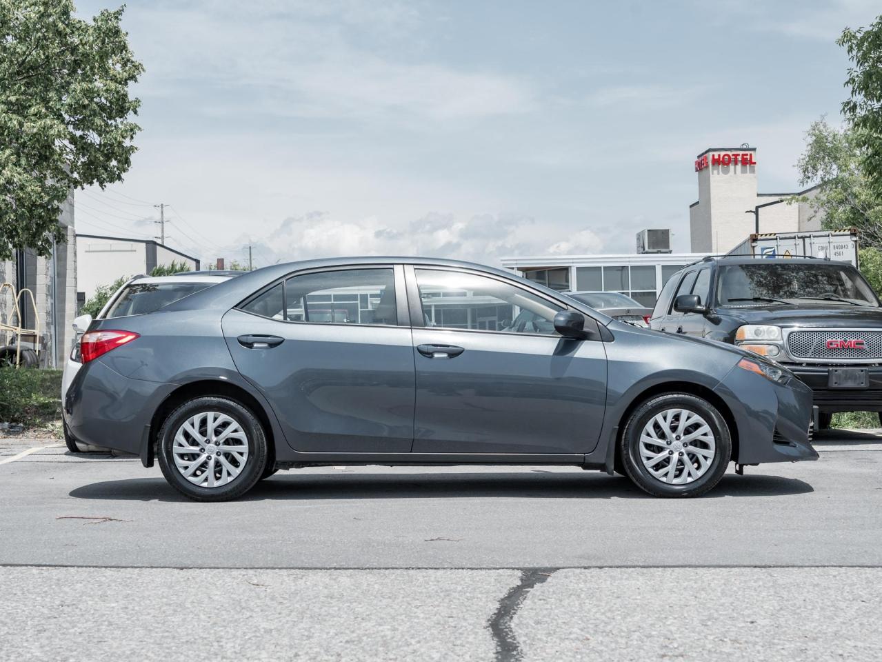 2017 Toyota Corolla LE Photo2