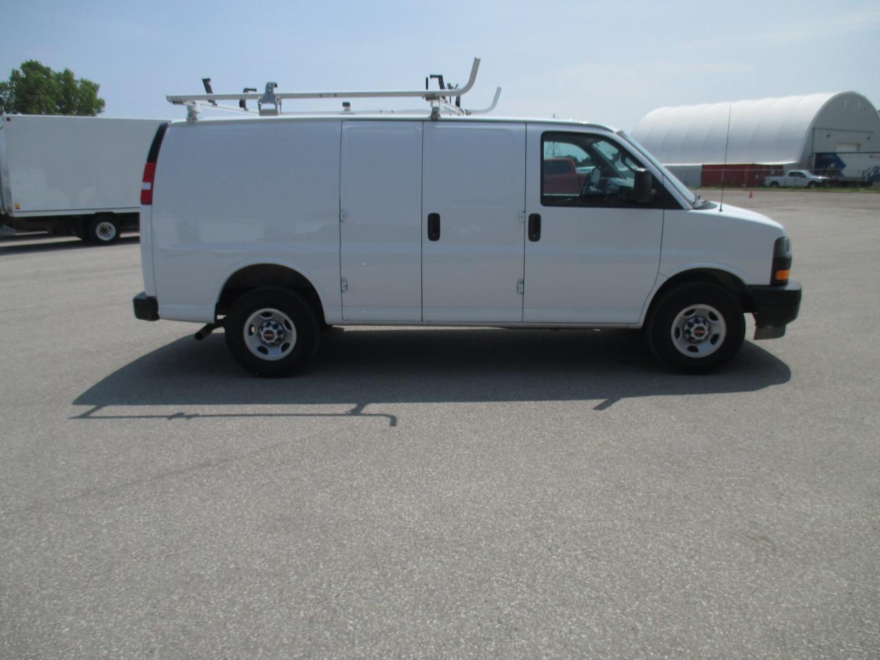 2022 GMC Savana 2500 RWD 2500 135" with racks and shelves - Photo #5