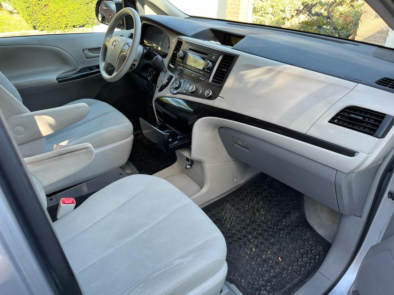 2013 Toyota Sienna  Photo3