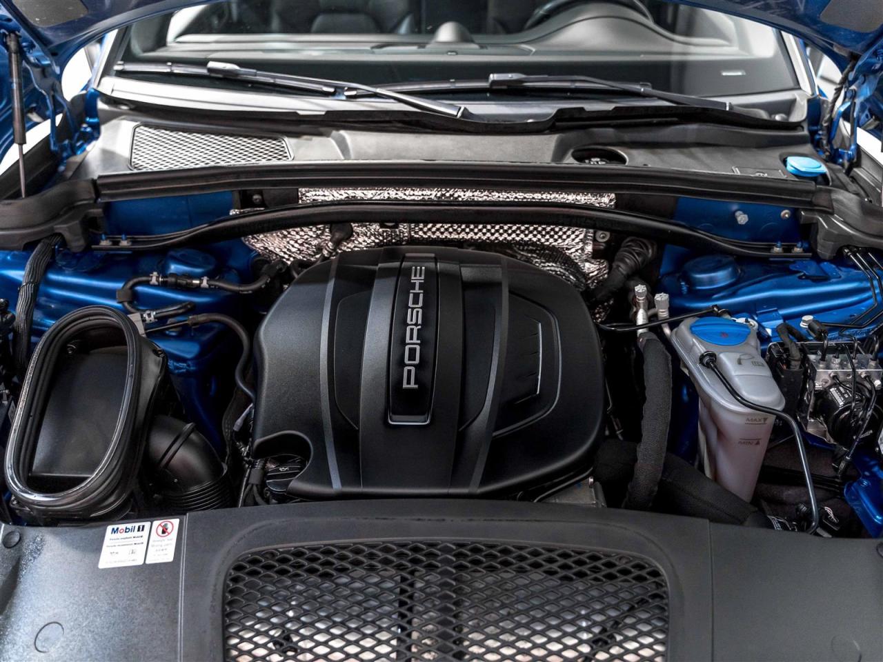 2018 Porsche Macan $267 BI WEEKLY $2500 DOWN| PREMIUM PLUS|BLINDSPOT|LANE DEPART|BOSE|PANO|LOADED Photo