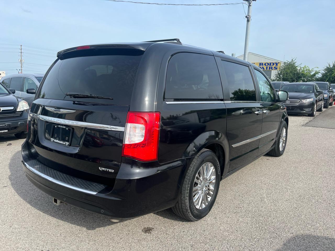 2011 Chrysler Town & Country Limited Photo4