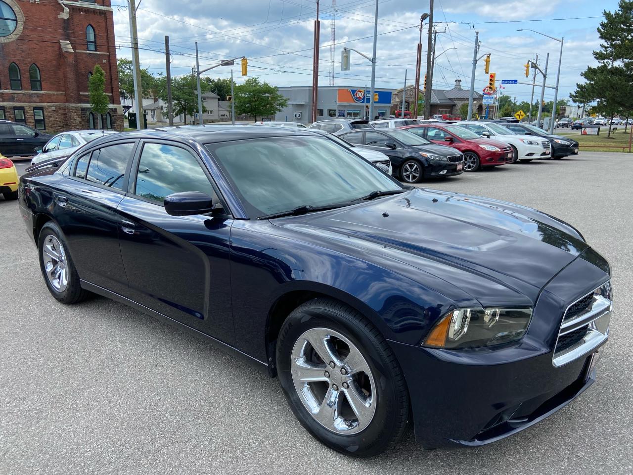 2011 Dodge Charger SXT ** NEW TIRES, SUNROOF , HTD SEATS **