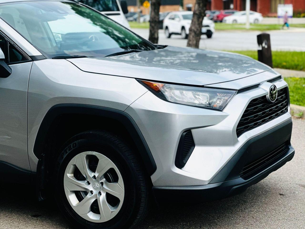 2019 Toyota RAV4 LE Photo2
