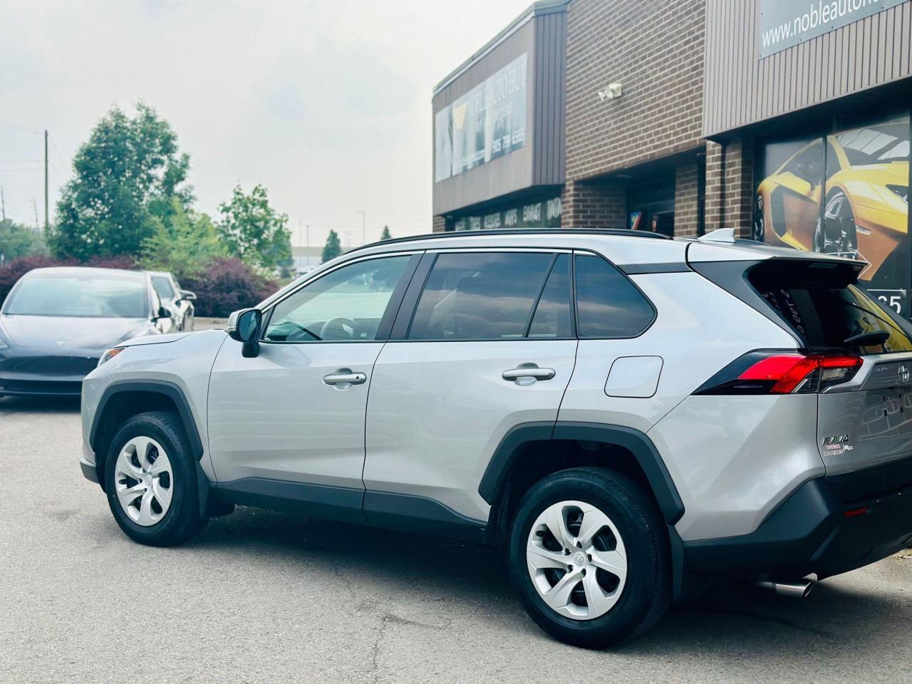 2019 Toyota RAV4 LE Photo4