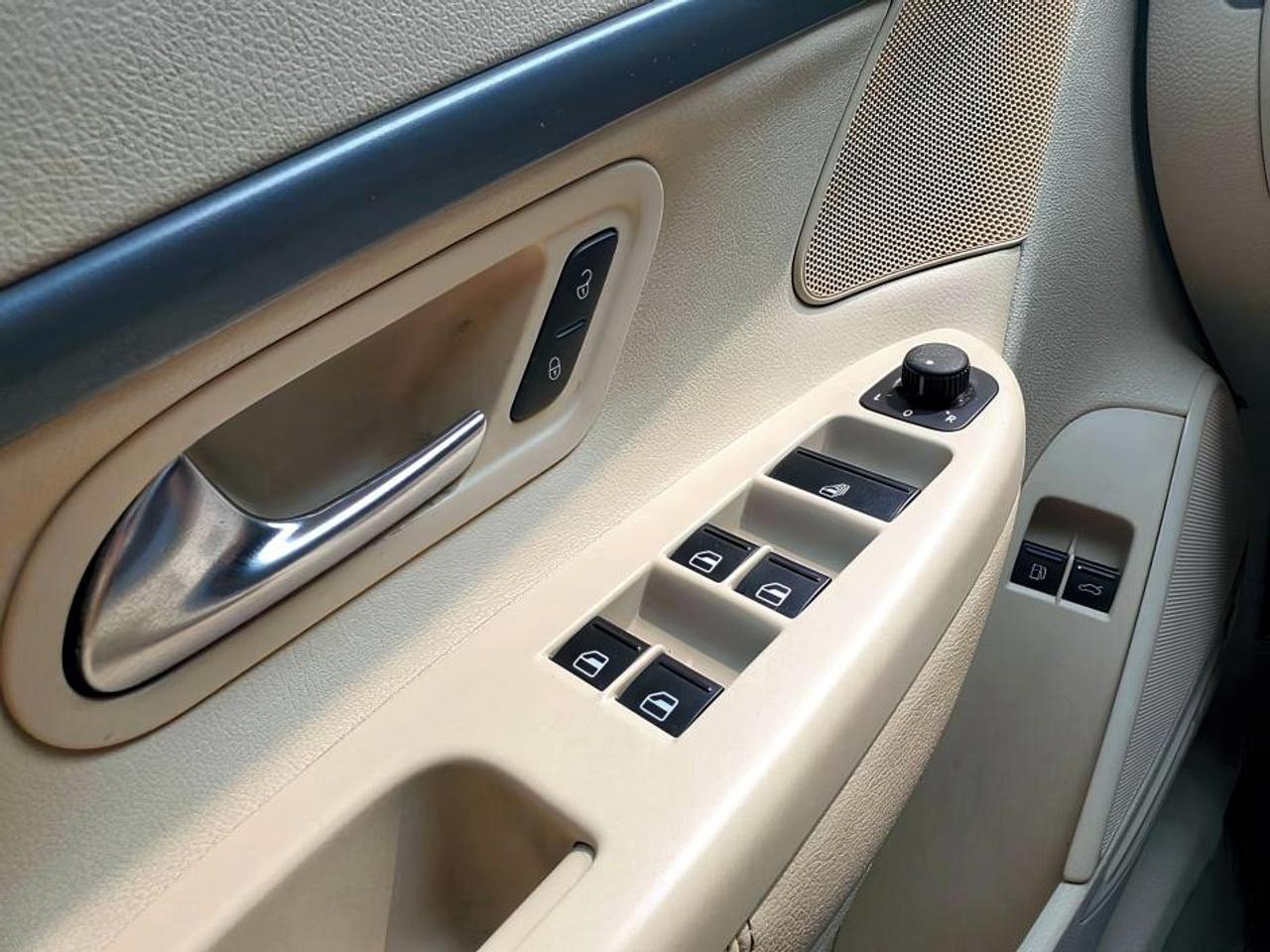 2008 Volkswagen Eos HARD TOP CONVERTIBLE-LEATHER-SUNROOF Photo