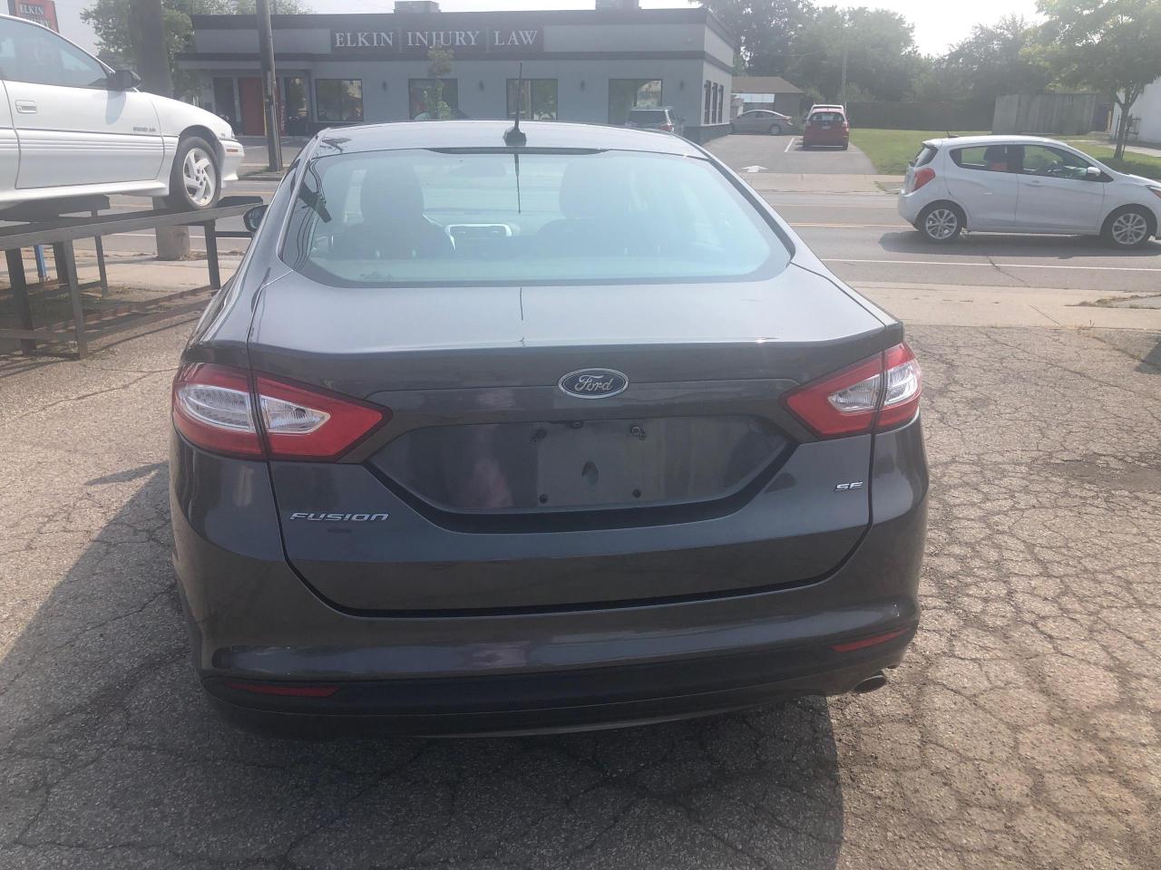 2016 Ford Fusion SE Photo2