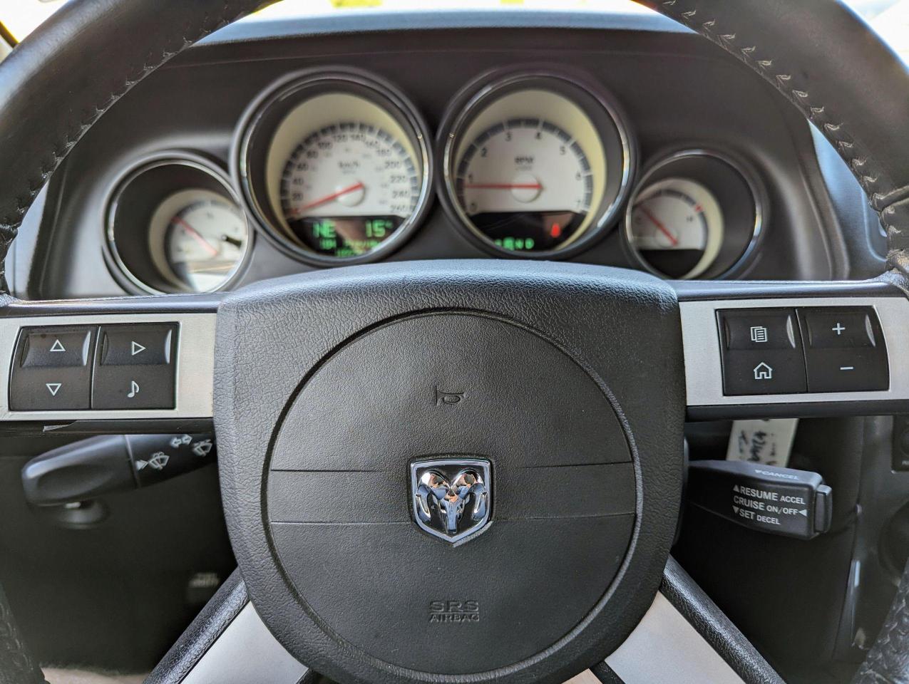 2010 Dodge Challenger R/T 5.7L Hemi, Leather - Photo #17