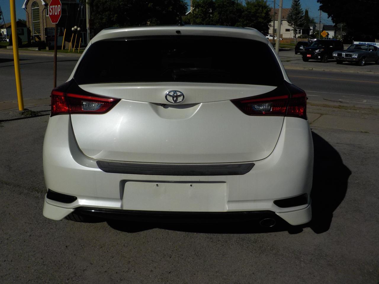 2017 Toyota Corolla iM 4dr HB CVT Photo3