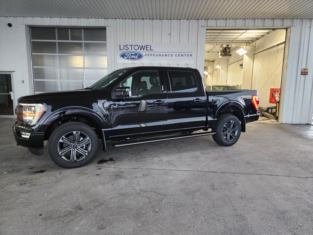 2023 Ford F-150 Lariat Photo0