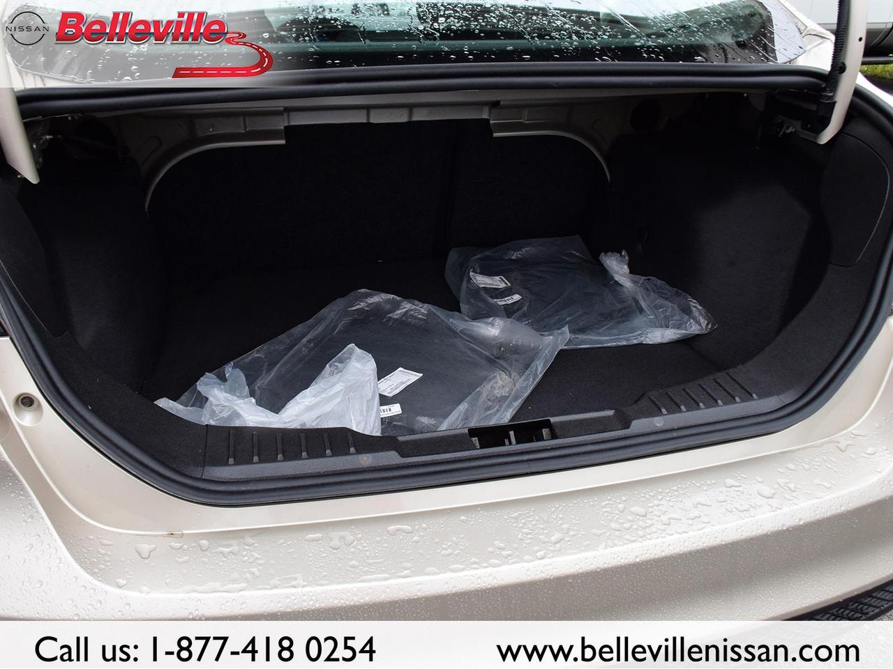 2018 Ford Focus SE-FWD, Clean, sporty and fuel saver! Photo