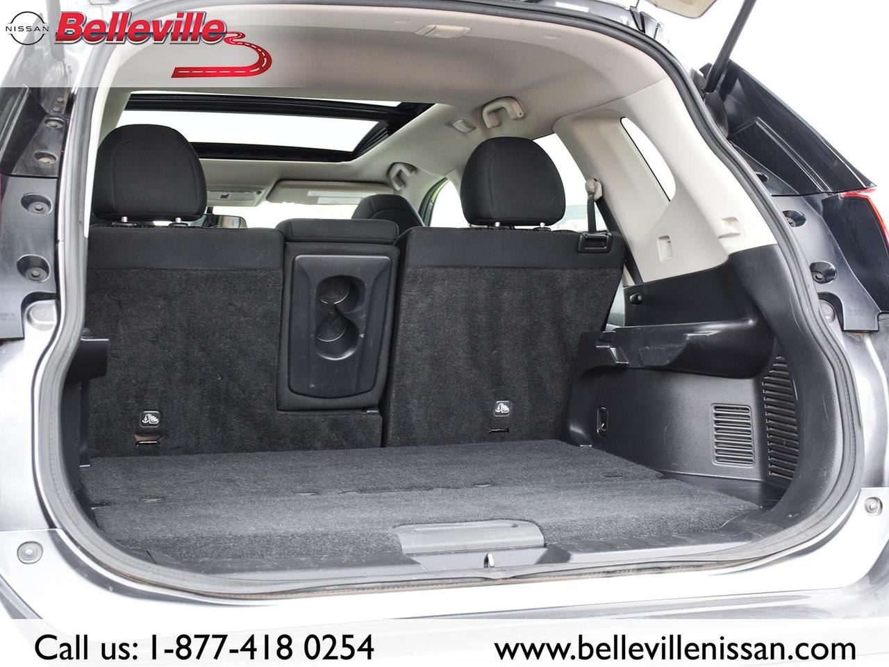 2017 Nissan Rogue SV AWD, SUNROOF, LOCAL TRADE! Photo