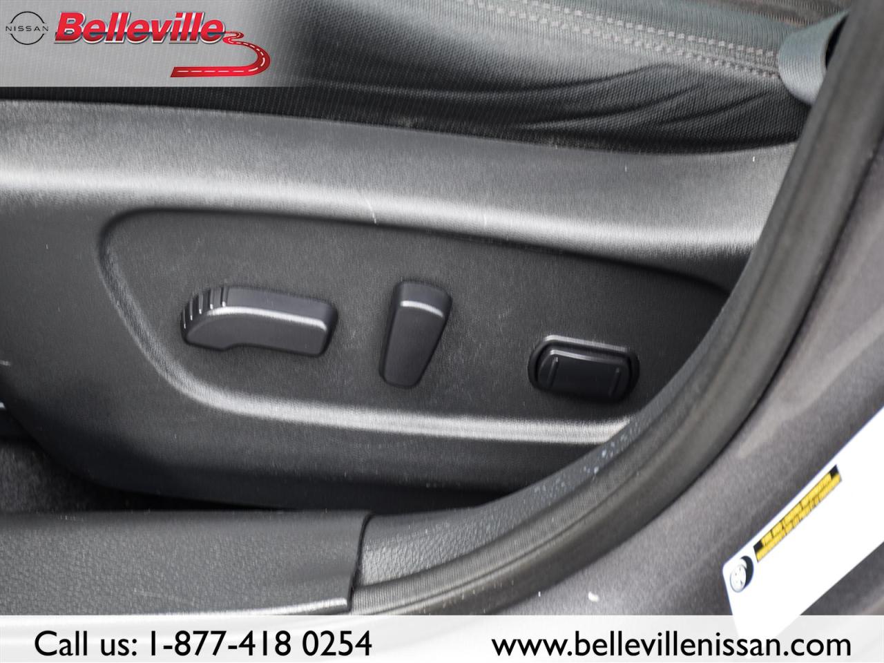 2017 Nissan Rogue SV AWD, SUNROOF, LOCAL TRADE! Photo