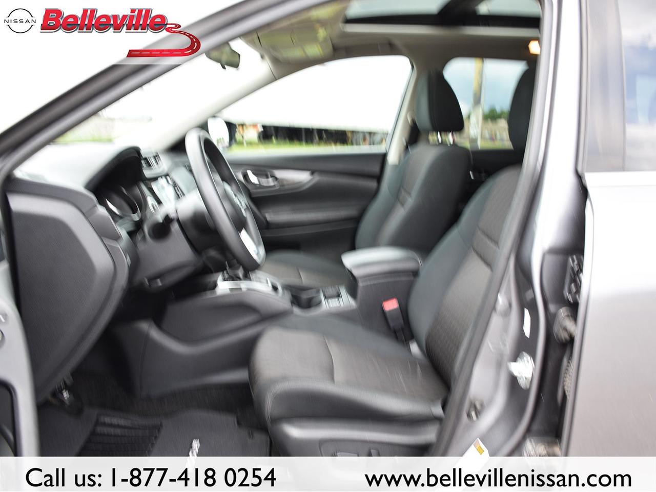 2017 Nissan Rogue SV AWD, SUNROOF, LOCAL TRADE! Photo