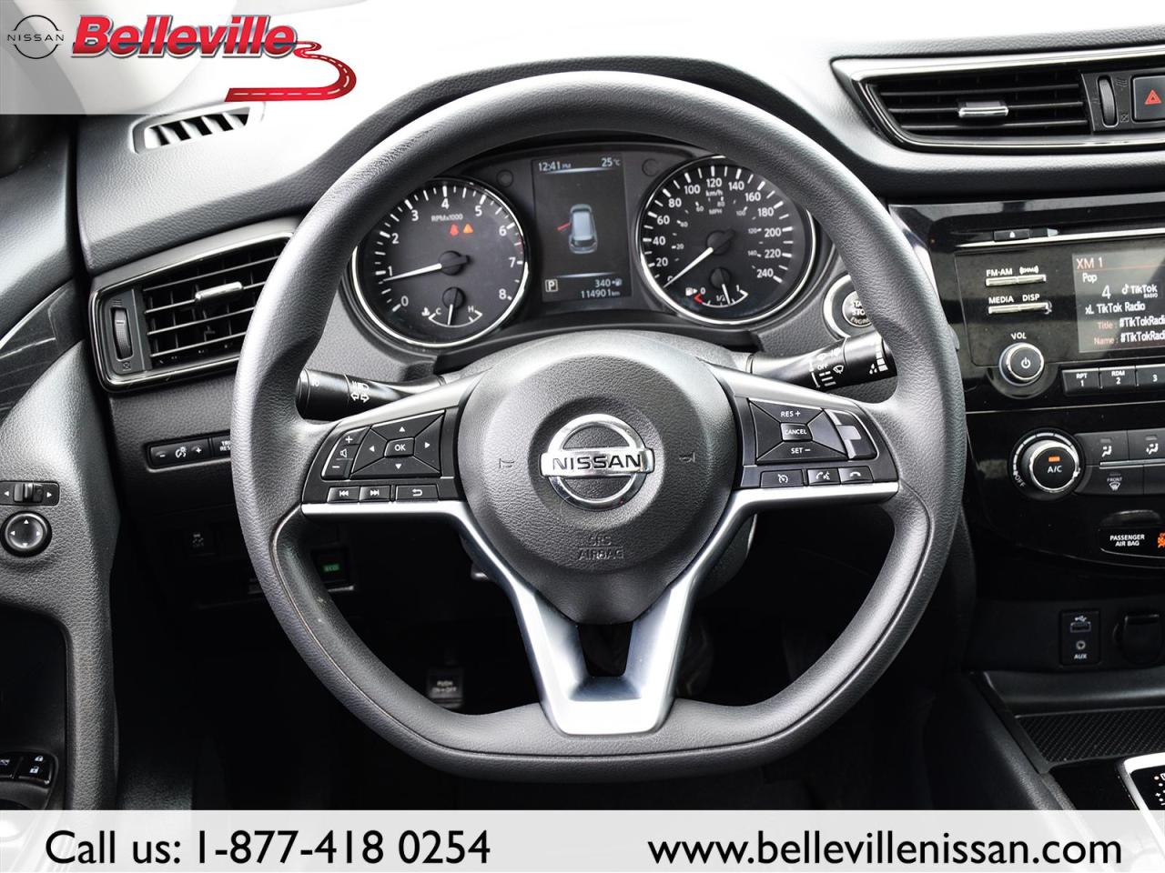 2017 Nissan Rogue SV AWD, SUNROOF, LOCAL TRADE! Photo