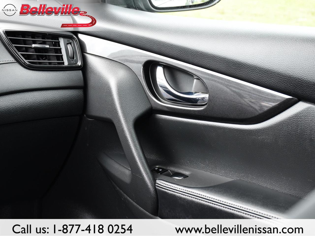 2017 Nissan Rogue SV AWD, SUNROOF, LOCAL TRADE! Photo