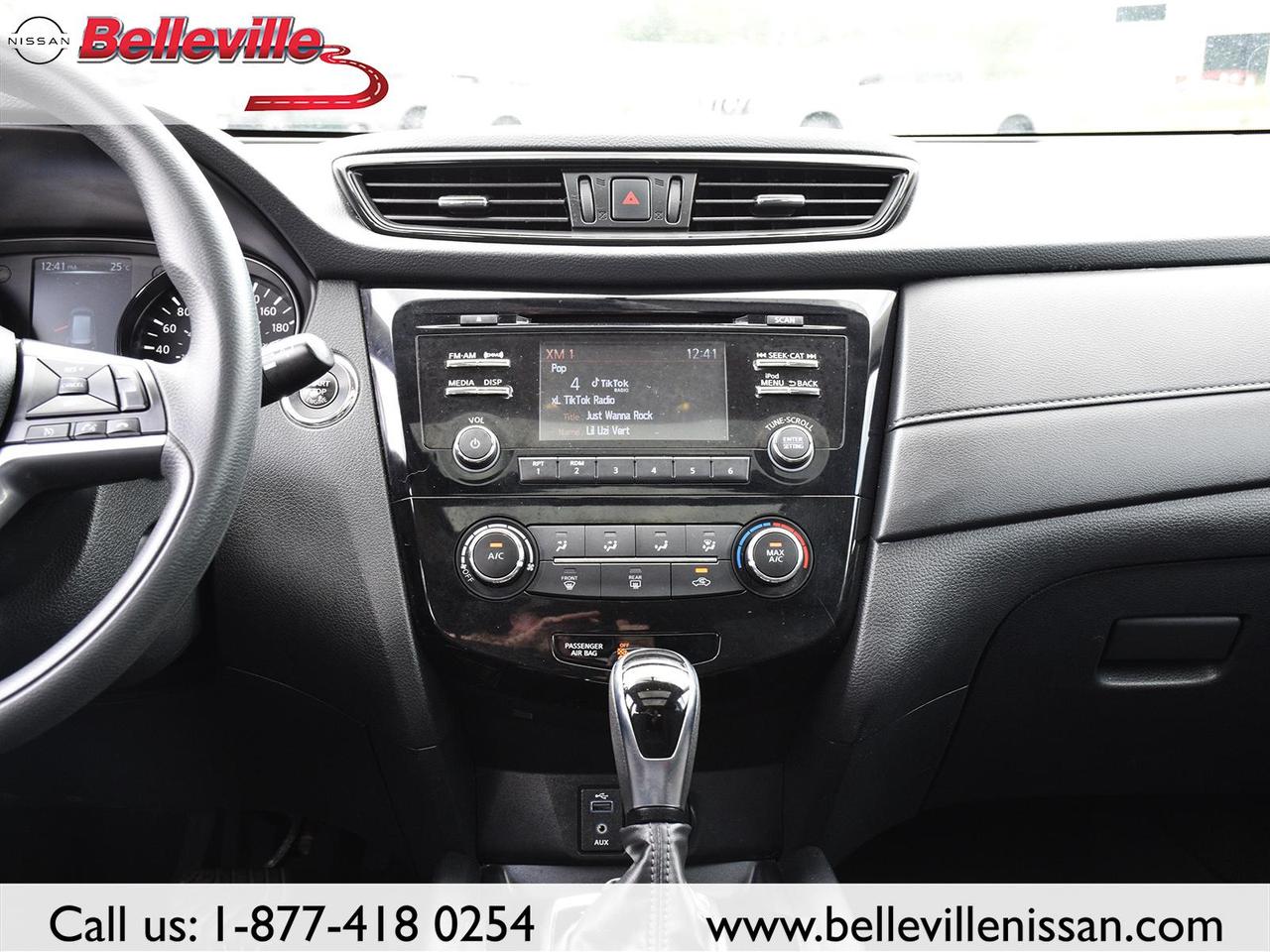 2017 Nissan Rogue SV AWD, SUNROOF, LOCAL TRADE! Photo