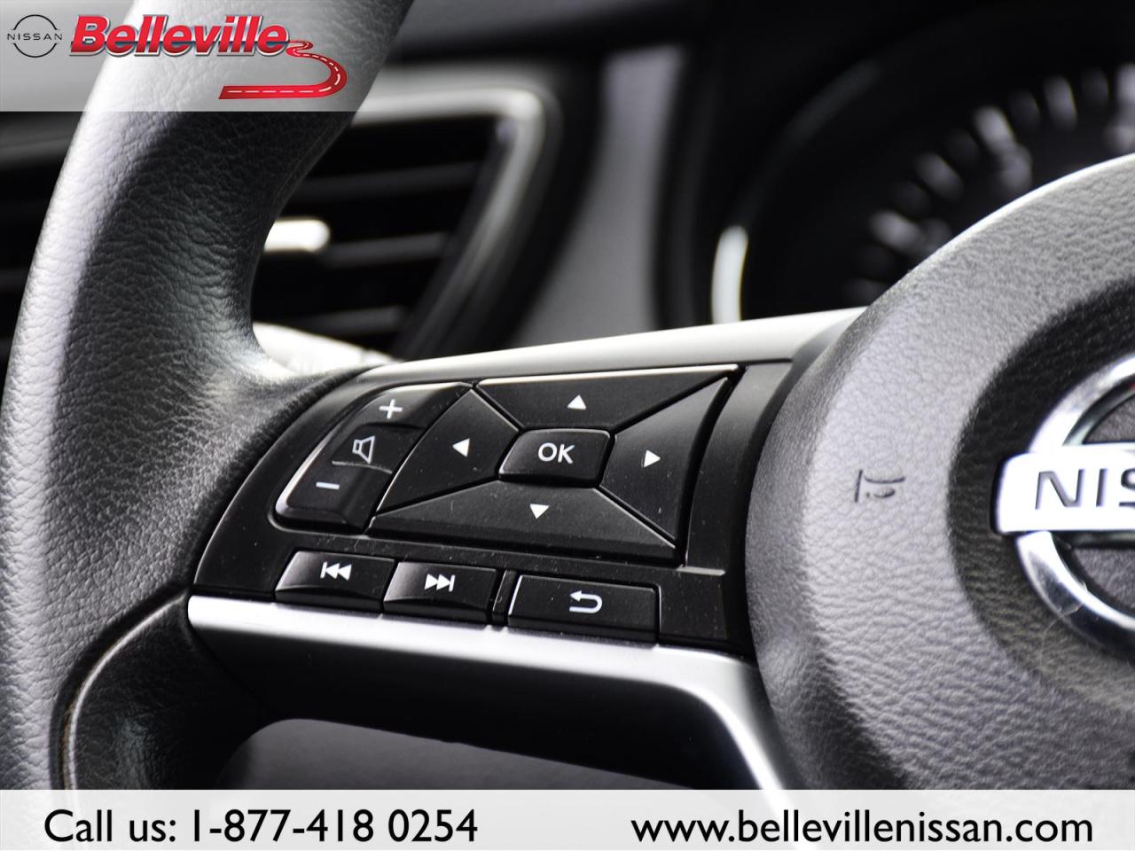2017 Nissan Rogue SV AWD, SUNROOF, LOCAL TRADE! Photo