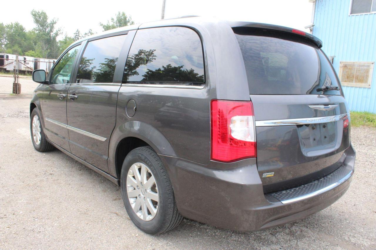 2015 Chrysler Town & Country  Photo3