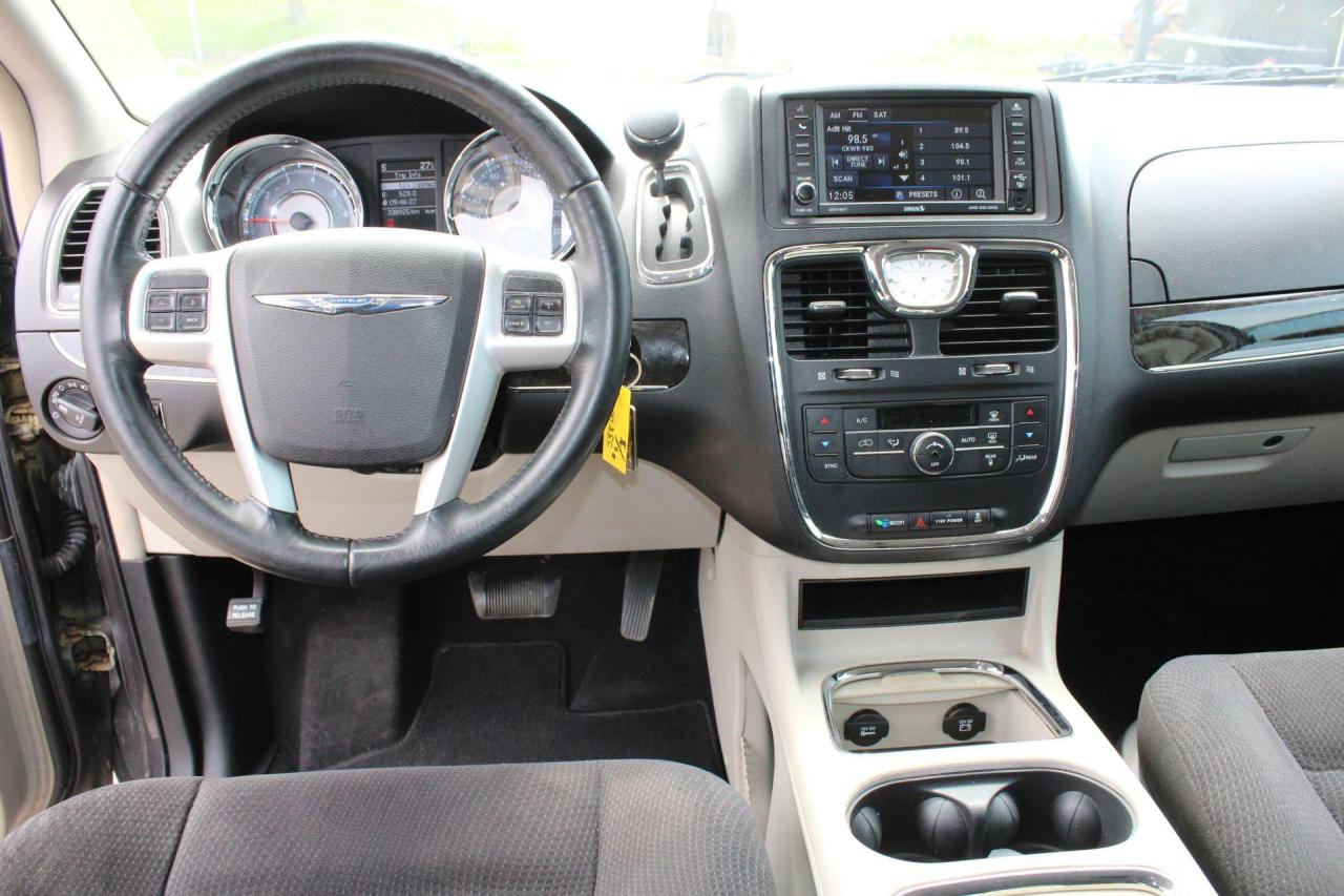 2015 Chrysler Town & Country  Photo4