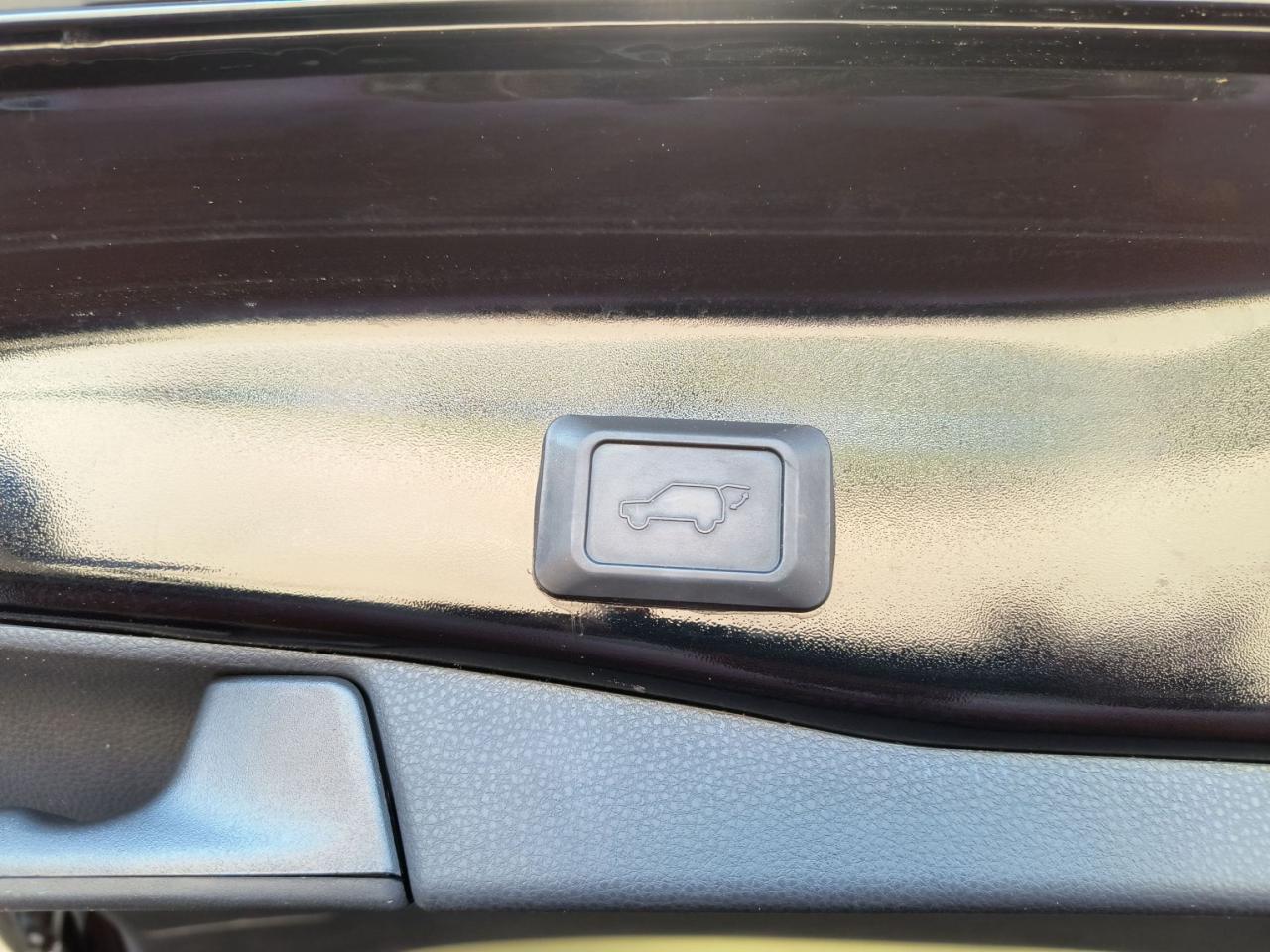 2022 Toyota RAV4 XLE Photo0